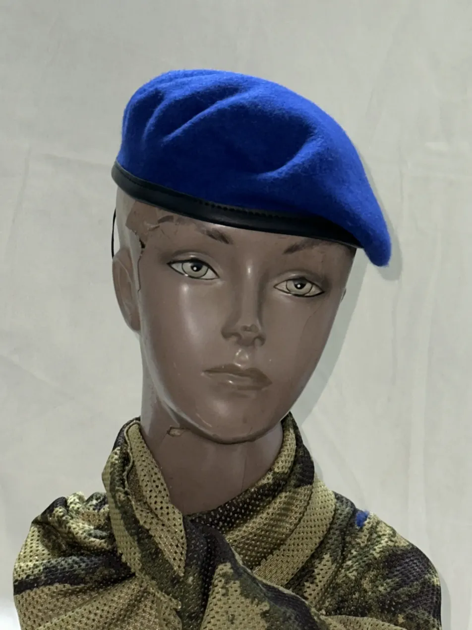 Béret bleu gendarme confectionné par Babel Group