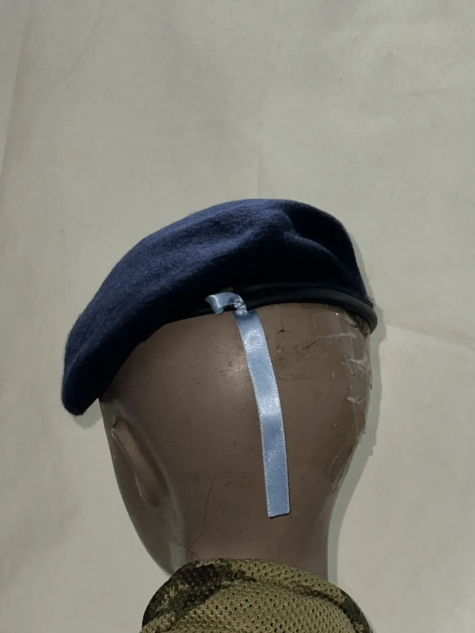 Vue arrière d’un béret bleu nuit avec ruban